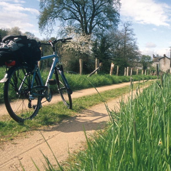 Chambres d'hôtes La Chaussée d'Olivet ©Mayenne Tourisme - Vélo sur le halage Mayenne